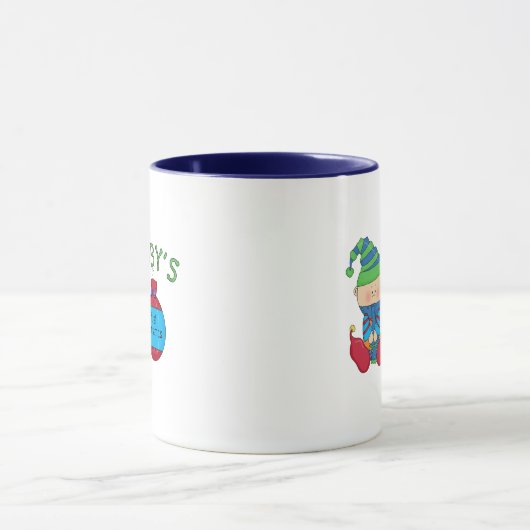 Weihnachts-Elf-Hemden und Geschenke Tasse (Zentrum)