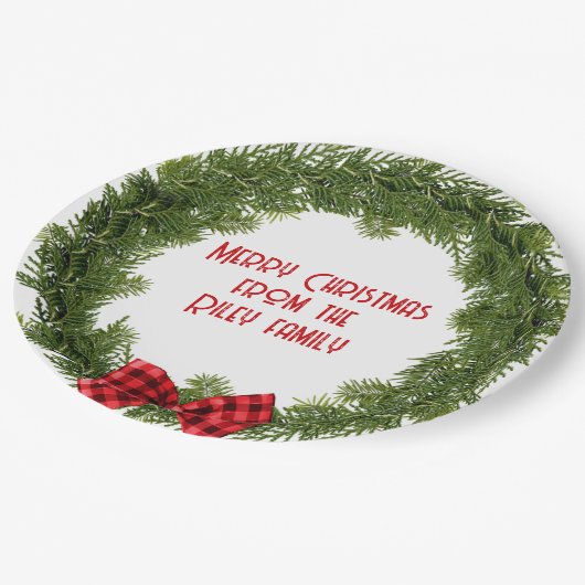 Weihnachts-Evergreen Kranz mit Kariertem Bow Pappteller (Schrägansicht)