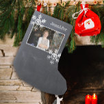 Weihnachts-Foto Chalkboard Not leidende Schneefloc Kleiner Weihnachtsstrumpf<br><div class="desc">Foto Strumpf mit Namen und beängstigenden Schneeflocken. Einfach die Hintergrundfarbe ändern.</div>