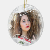 Weihnachts-Foto mit Schneeflocken auf Weiß Keramik Ornament (Links)