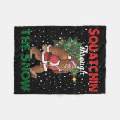 Weihnachts-Funny Squatchin durch den Schnee Fleecedecke (Vorderseite (Horizontal))