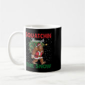Weihnachts-Funny Squatchin durch den Schnee Kaffeetasse (Links)