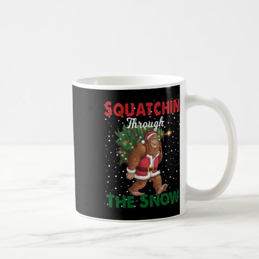 Weihnachts-Funny Squatchin durch den Schnee Kaffeetasse (Rechts)