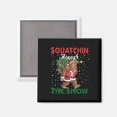 Weihnachts-Funny Squatchin durch den Schnee Magnet (Vorderseite/Rückseite)