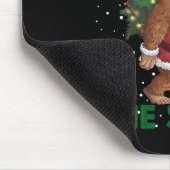 Weihnachts-Funny Squatchin durch den Schnee Mousepad (Ecke)