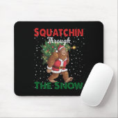 Weihnachts-Funny Squatchin durch den Schnee Mousepad (Mit Mouse)