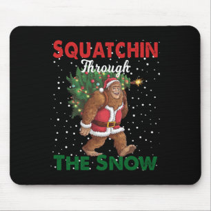Weihnachts-Funny Squatchin durch den Schnee Mousepad