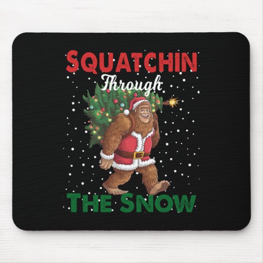 Weihnachts-Funny Squatchin durch den Schnee Mousepad (Vorne)
