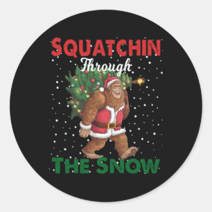 Weihnachts-Funny Squatchin durch den Schnee Runder Aufkleber
