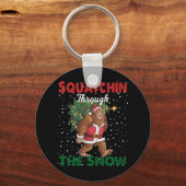 Weihnachts-Funny Squatchin durch den Schnee Schlüsselanhänger (Vorderseite)