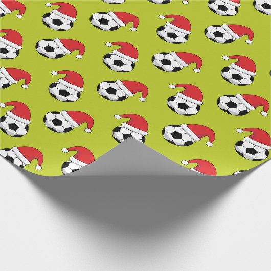 Weihnachts-Fußball mit Weihnachtsmann-Hat-Muster Geschenkpapier (Ecke)