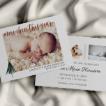 Weihnachts-Geburtstagskarte Foto Einladung<br><div class="desc">Teilen Sie mit Ihrer Familie und Ihren Freunden, dass Sie in diesem Jahr mehr Beifall hinzugefügt haben. Diese einfache, elegante Geburtsankündigung ist der perfekte Weg, um die Ankunft Ihres neuen Babys anzukündigen. Stellen Sie den Text auf der Vorder- und Rückseite der Karte ein. Personalisieren Sie Ihre Geburt mit 1 Foto...</div>
