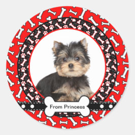 Weihnachts-Geschenkmarken präsentiert vom Hund Runder Aufkleber