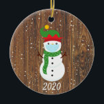 Weihnachts-Gesicht Maske Snowman 2020 Holz Keramik Ornament<br><div class="desc">Dieses Design entstand durch digitale Kunst, es kann in dem Bereich personalisiert sein, der durch das Ändern des Fotos oder das Hinzufügen eigener Wörter zur Verfügung gestellt oder angepasst wird. Kontaktieren Sie mich unter colorflowcreations@gmail.com , wenn Sie dieses Design für ein anderes Produkt haben möchten. Kaufen Sie meine originale abstrakte...</div>