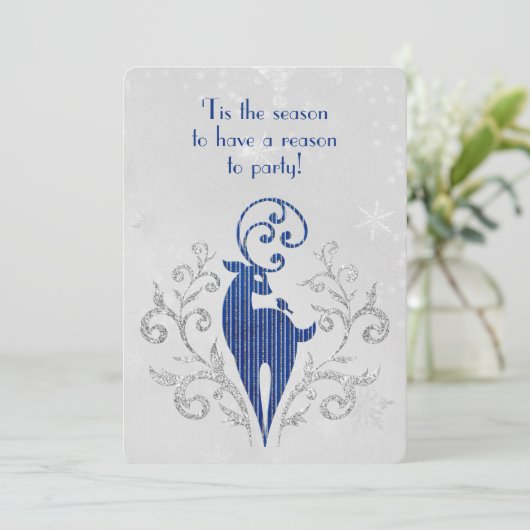 Weihnachts Glitzer Dee auf Snowflake Design Einladung (Stehend Vorderseite)