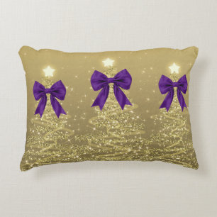 Weihnachts-Glitzerbäume Gold mit falscher violette Dekokissen