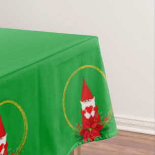 Weihnachts-Gnome auf grüner Tischdecke