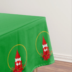 Weihnachts-Gnome auf kleiner grüner Tischdecke