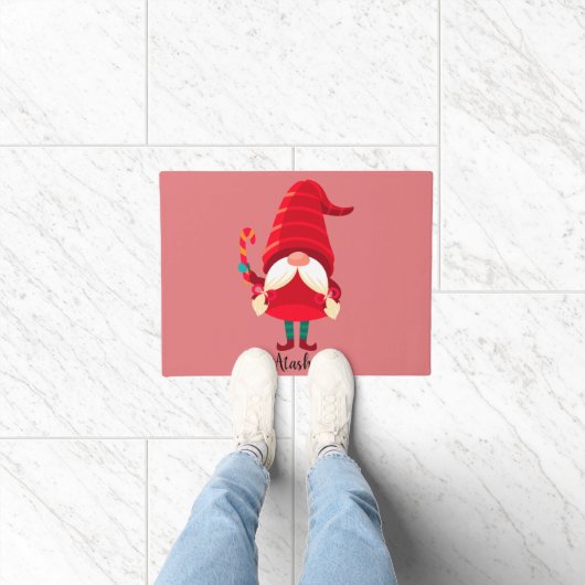 Weihnachts-Gnome halten eine Candy Cane Fußmatte (Indoor)