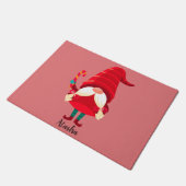 Weihnachts-Gnome halten eine Candy Cane Fußmatte (Schrägansicht)