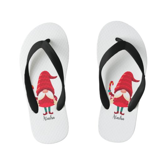 Weihnachts-Gnome halten eine Candy Cane Kinderbadesandalen (Fußbett)