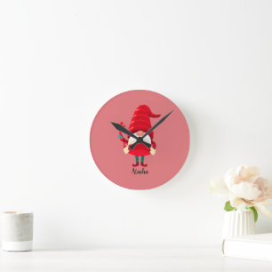 Weihnachts-Gnome halten eine Candy Cane Runde Wanduhr