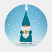 Weihnachts-Gnome Holding a Magic Lamp Keramik Orna Ornament Aus Metall (Vorderseite)