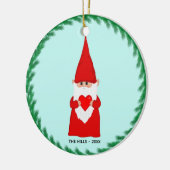 Weihnachts-Gnome Holen eines Herzens auf Light Blu Keramik Ornament (Links)