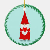 Weihnachts-Gnome Holen eines Herzens auf Light Blu Keramik Ornament (Hinten)
