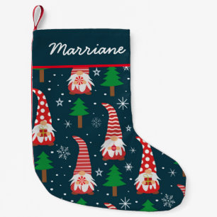 Weihnachts-Gnome mit Bäumen auf dunkelblauem Hinte Kleiner Weihnachtsstrumpf