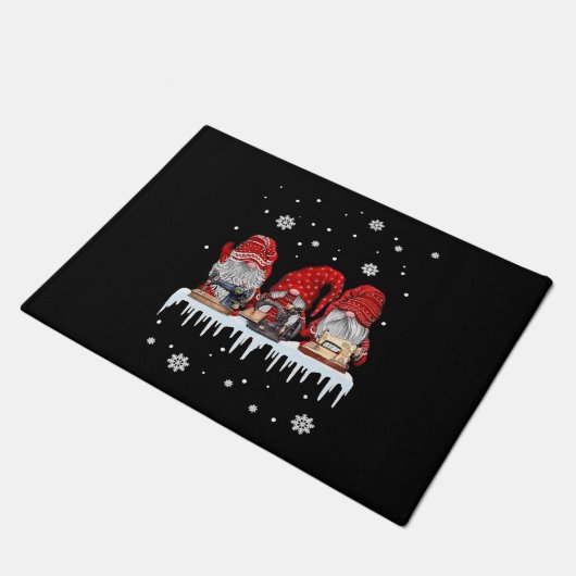 Weihnachts-Gnome Shirt Rote Nomenklatur Nähmaschin Fußmatte (Schrägansicht)