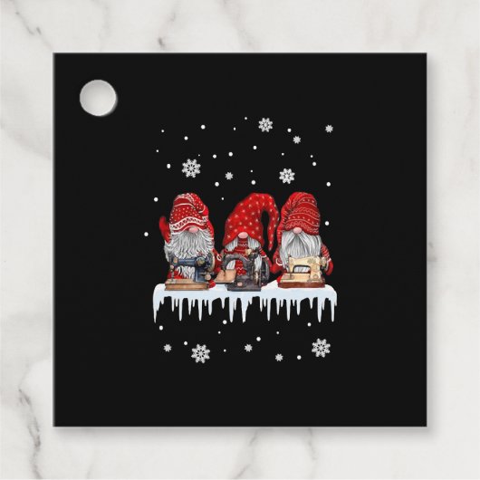 Weihnachts-Gnome Shirt Rote Nomenklatur Nähmaschin Geschenkanhänger (Vorderseite)