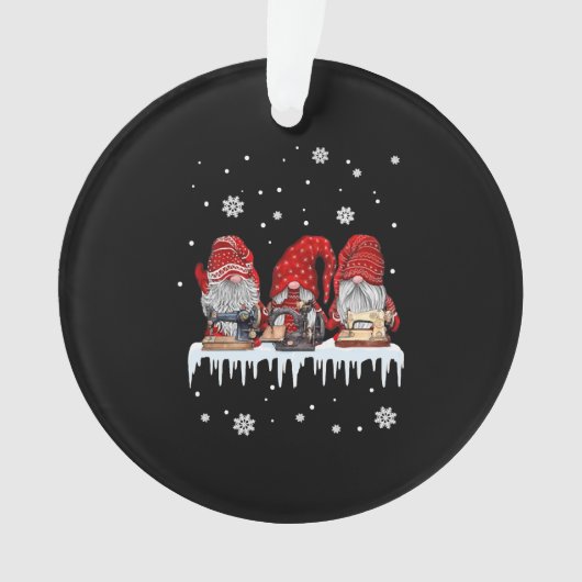 Weihnachts-Gnome Shirt Rote Nomenklatur Nähmaschin Ornament (Vorderseite)