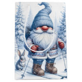 Weihnachts-Gnome-Skifahren mit sonniger Aussicht Mittlere Geschenktüte (Vorderseite)