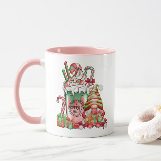 Weihnachts-Gnome und Peppermint-Kaffee Tasse (Mit Donut)