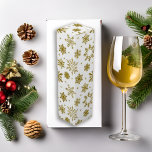 Weihnachts-Gold-Schneeflocken Weinbox<br><div class="desc">Suchen Sie eine niedliche Weihnachtsweinbox? Dieser hat einen weißen Hintergrund mit goldenen Schneeflocken und ist perfekt für diese harten Geschenke! Es ist erschwinglich und rette Zeit.</div>