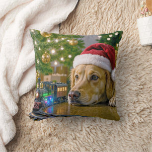 Weihnachts-Golden-Retriever beim Beobachten eines Kissen