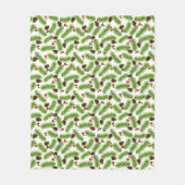 Weihnachts-Grüne Pine-Blätter, Cones & Red Berries Fleecedecke (Vorderseite)