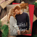 Weihnachts-Grüße Elegantes Script Weihnachts-Foto Feiertagskarte<br><div class="desc">Diese Weihnachtsfotokarte verfügt über ein vertikales Vollbild-Foto (auch als "Vollblut" bezeichnet) und ein wunderschönes Schriftzeichen in Weiß. Der Gruß auf der Vorderseite lautet "Die Grüße der Saison". Die Rückseite hat ein koordinierendes rot-weißes Punktmuster. Sie können auch ein anderes Foto und/oder einen zusätzlichen Text auf der Rückseite hinzufügen.</div>