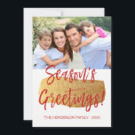 Weihnachts-Grußkarten mit Handschrift und Script-F Feiertagskarte<br><div class="desc">Die Grußkarten der Saison reichen das Script aus. Foto und Text dieses handgeschriebenen Pinselskripts können aktualisiert und mit Ihrem Foto und Familiennamen angepasst werden. Diese Karte zeigt auch den Familiennamen und einen goldenen Folienkranz auf der Rückseite der Weihnachtskarte an.</div>