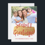 Weihnachts-Grußkarten mit Handschrift und Script-F Feiertagskarte<br><div class="desc">Die Grußkarten der Saison reichen das Script aus. Foto und Text dieses handgeschriebenen Pinselskripts können aktualisiert und mit Ihrem Foto und Familiennamen angepasst werden. Diese Karte zeigt auch den Familiennamen und einen goldenen Folienkranz auf der Rückseite der Weihnachtskarte an.</div>