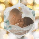 Weihnachts-Hochzeit Keepake Elegantes Script-Foto Ornament Aus Glas<br><div class="desc">Mit diesem eleganten Greenery aus Verheiratetem Foto und einem Glass-Ornament aus dem 19. Jahrhundert kreieren Sie Ihren eigenen Hochzeitssasake. Dieses moderne und schicke Design bietet eucalyptus Zweige Aquarellbilder . Fügen Sie zwei benutzerdefinierte Foto auf der Vorder- und Rückseite, neue Namen und einen personalisierten Text hinzu. Zeigen Sie Ihre ganze Liebe...</div>