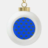 Weihnachts-Holly-Dekorationsmuster auf blau Keramik Kugel-Ornament (Vorderseite)