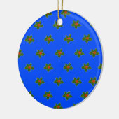 Weihnachts-Holly-Dekorationsmuster auf blau Keramik Ornament (Links)