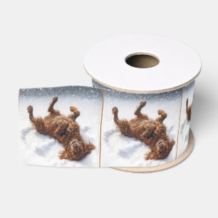 Weihnachts-Irish Setter macht einen Schneengel Ripsband