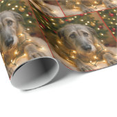 Weihnachts-Irish Wolfhound verheddert in Lichtern Geschenkpapier (Rolleneckpunkt)