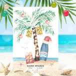 Weihnachts Island Surf Santa Tropical Beach Feiertagskarte<br><div class="desc">Die Weihnachtskarte zum Thema Strand umfasst einen Weihnachtsbaum aus Palmen (mit Ornamenten und Lichtern dekoriert) auf einer tropischen Insel mit einer Weihnachtsmannmütze,  die auf einem Surfbrett,  einem Geschenk,  Seestern,  Ozeanwellen,  Seevögel und einem "warmen Wunsch"-Empfang. Der Gruß und Name kann personalisiert sein. Kunst von KL Stock</div>