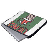 Weihnachts-Kamin-Mishap: Ein spielerischer Weihnac Laptopschutzhülle (Vorne Knopf)