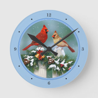 Weihnachts-Kardinäle und Weihnachtsgirlande Runde Wanduhr