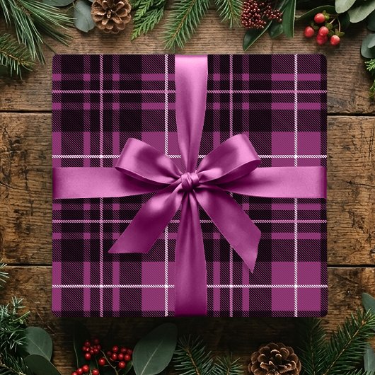 Weihnachts-Klassiker-Karomuster in Dunkelrosa, Fes Geschenkpapier